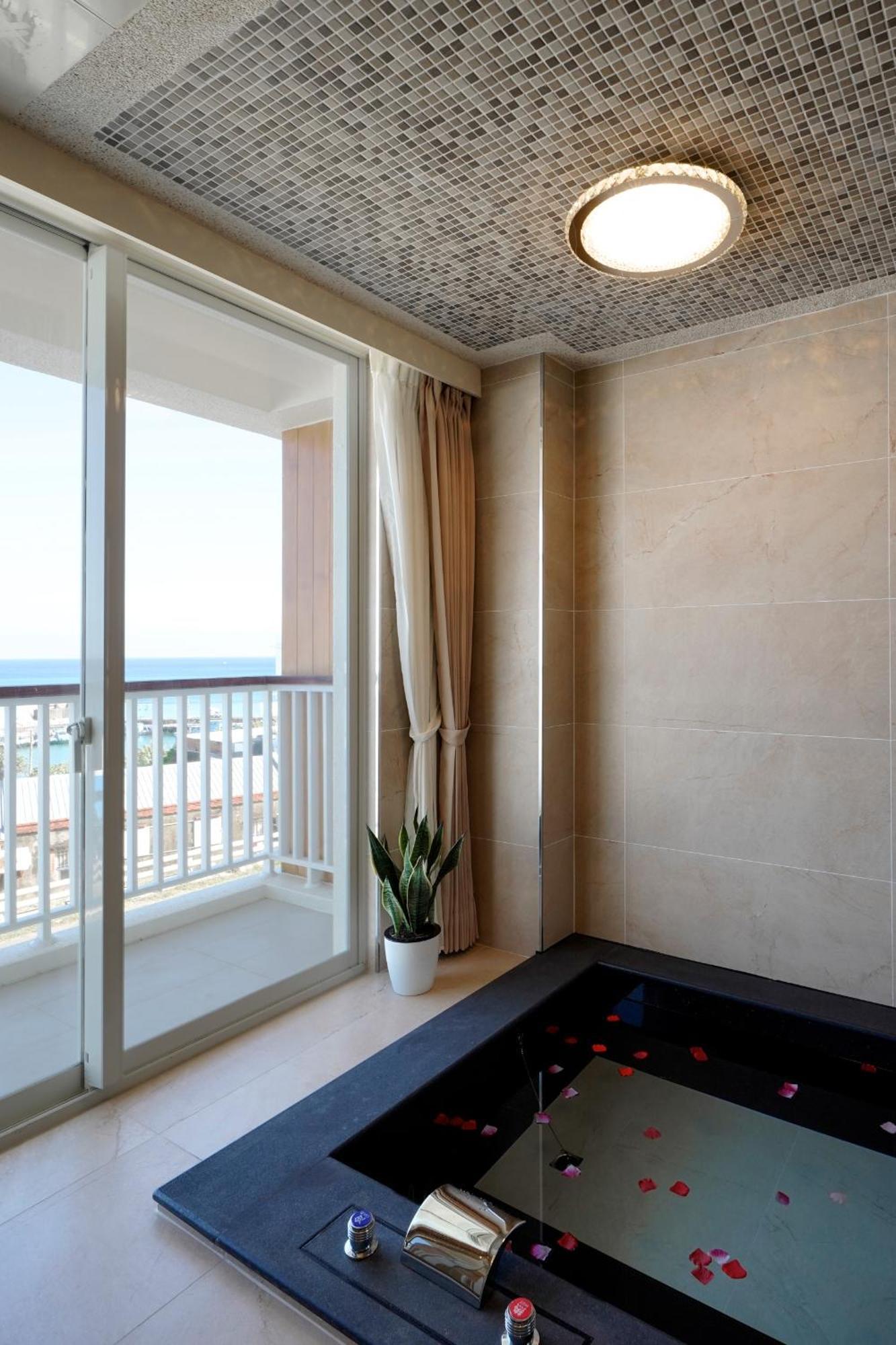 Little Piggy B&B Manzhou Екстериор снимка